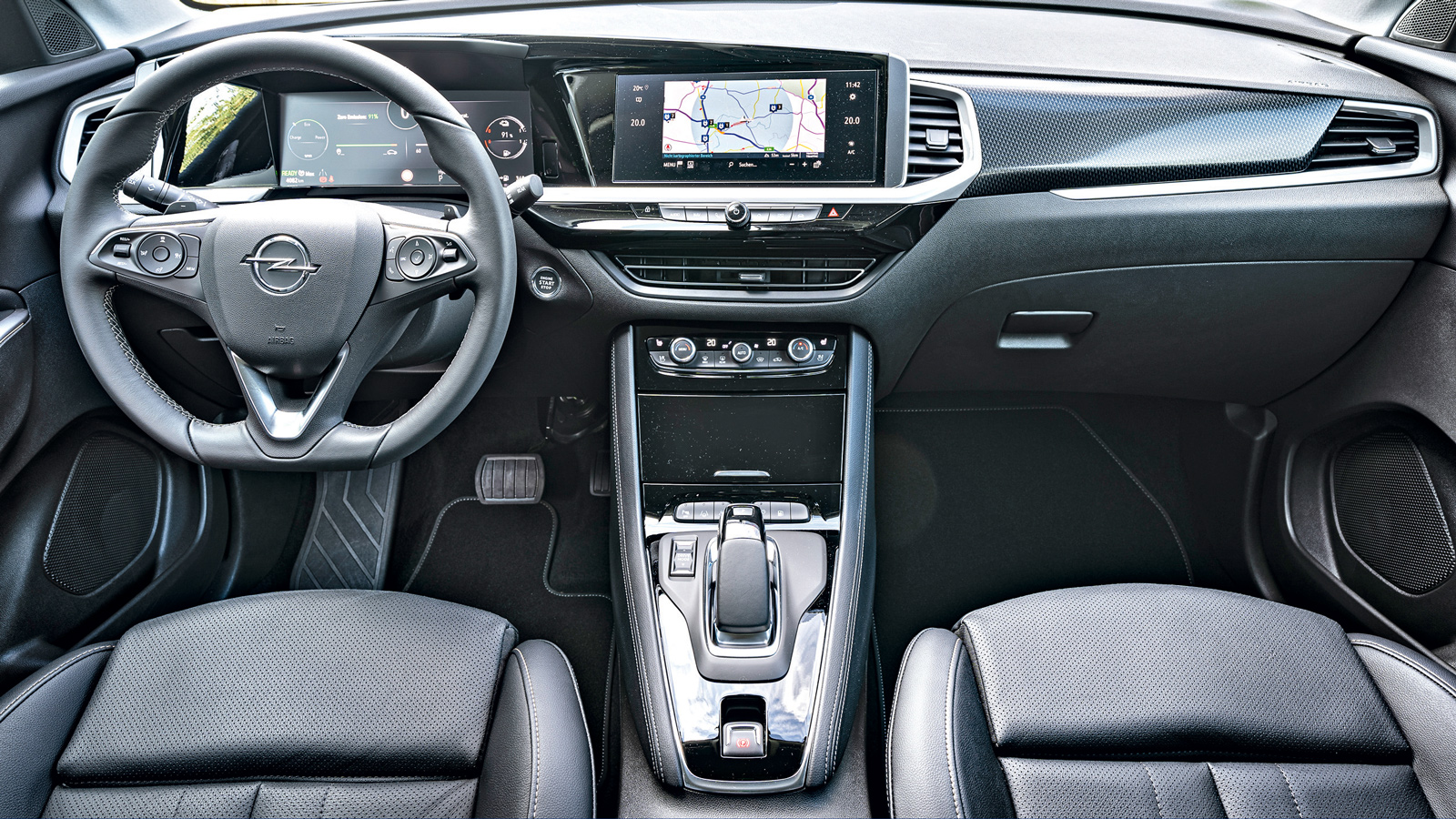 Ο ψηφιακός πίνακας είναι εφάμιλλος της Jaguar και του Volvo, με την ποιότητα των πλαστικών να είναι σχεδόν ισάξιας ποιότητας από τους 2 ανταγωνιστές τ